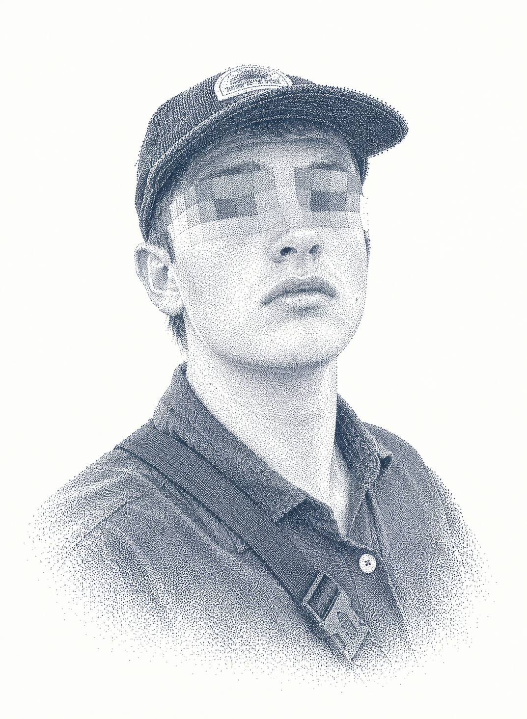 Porträt einer Person mit Kappe und Poloshirt in feinem navyblauem Punktraster; der Augenbereich ist verdeckt.