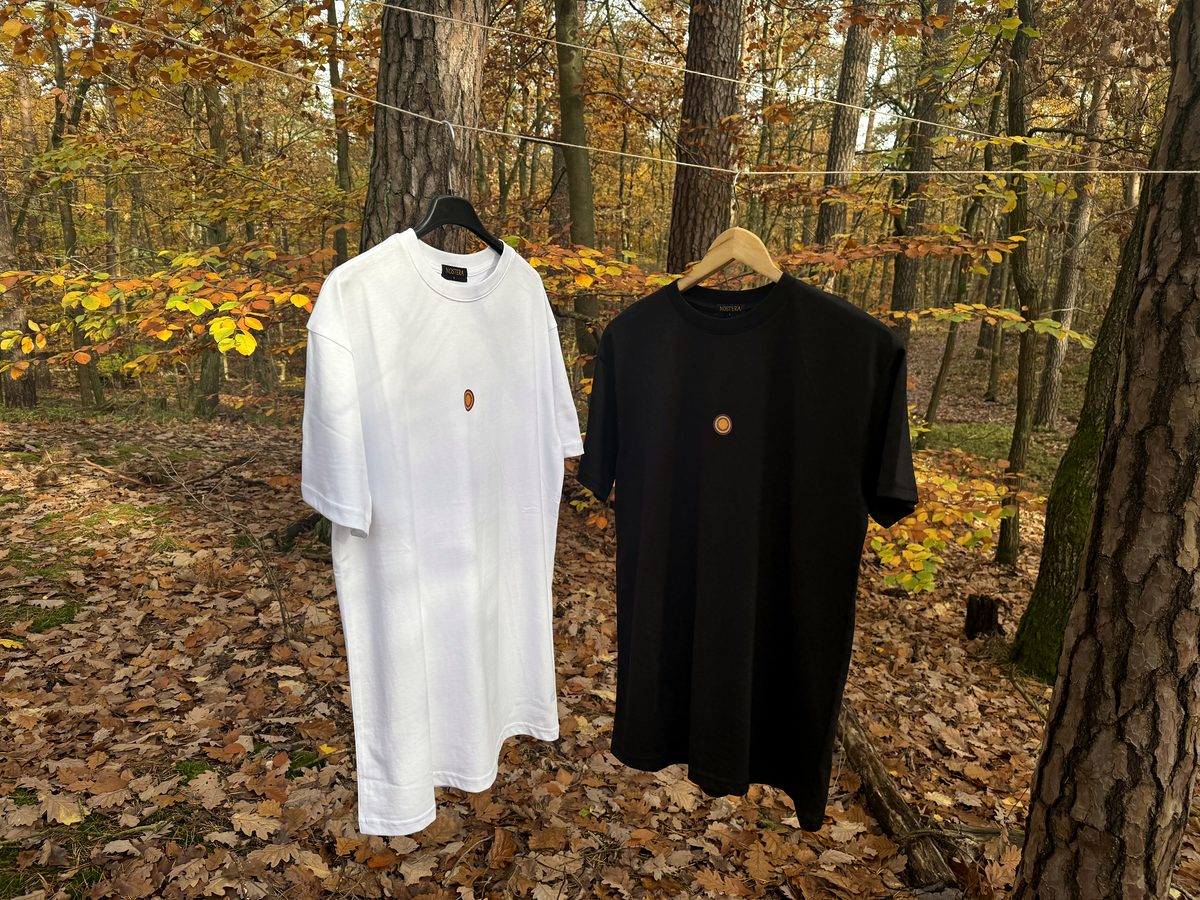Nostera T-Shirts im Wald