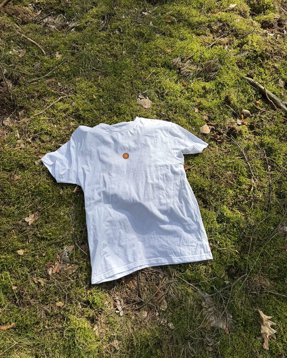 Weißes Nostera T-Shirt auf Moos